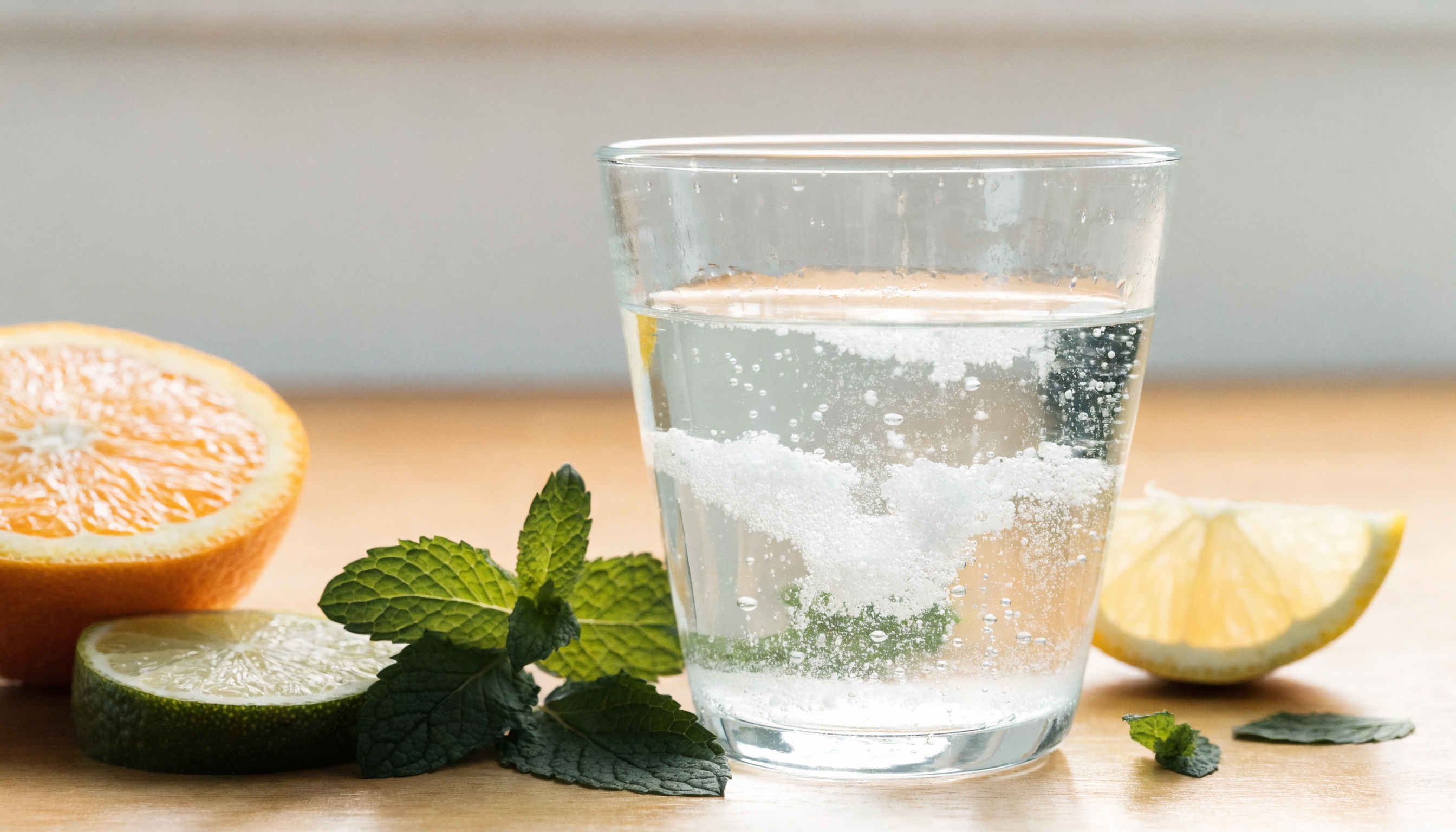 Verre d eau avec electrolytes et agrumes pour bien recuperer
