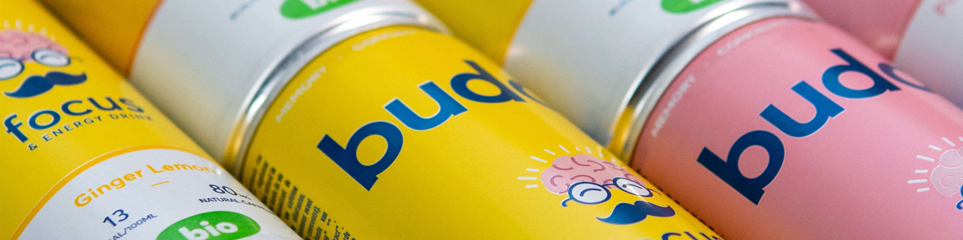Boissons énergisantes naturelles Buddy – canettes bio Citron Gingembre et Grenade Hibiscus alignées, énergie sans cochonneries