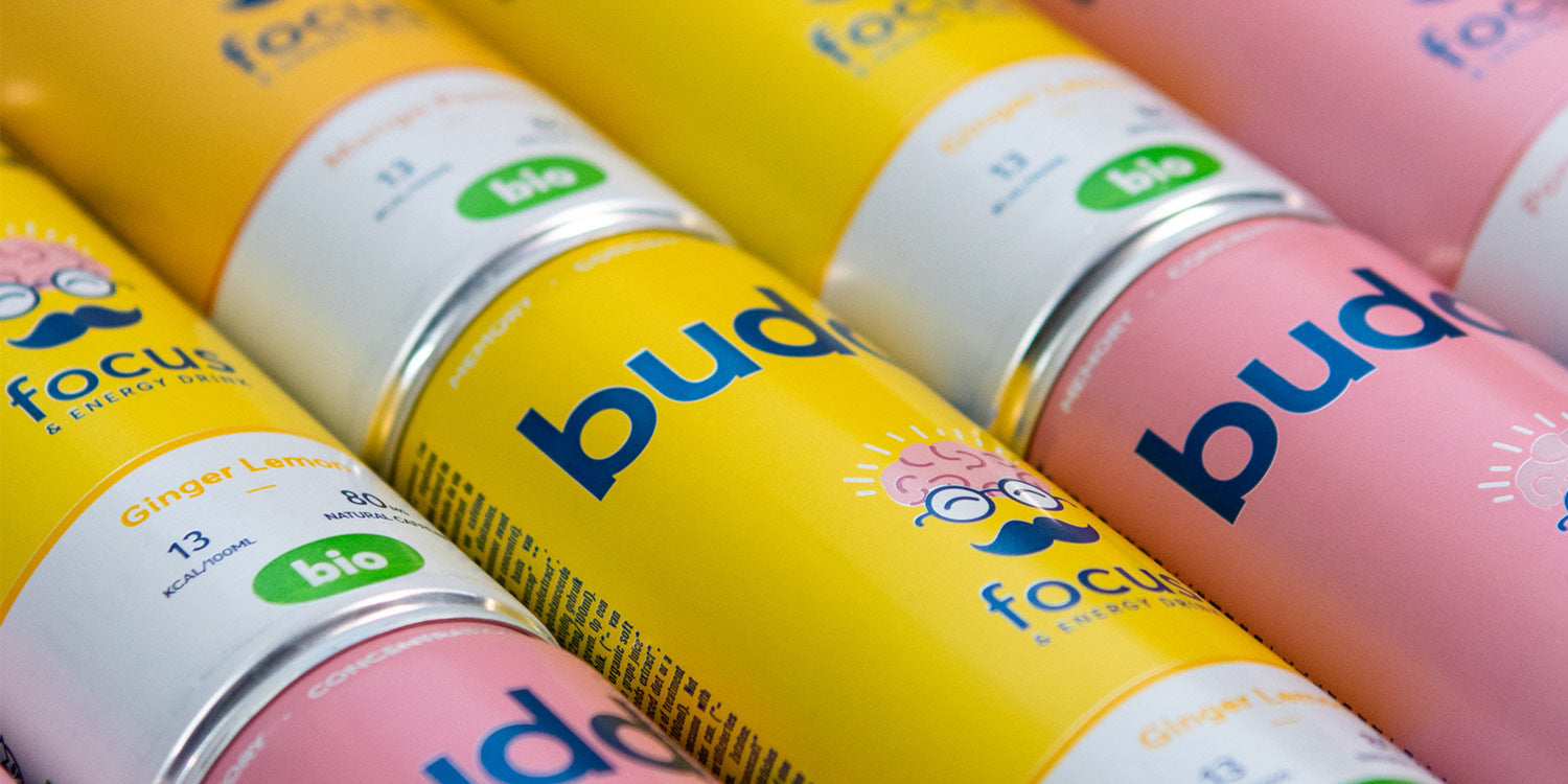 Boissons énergisantes naturelles Buddy – canettes bio Citron Gingembre et Grenade Hibiscus alignées, énergie sans cochonneries